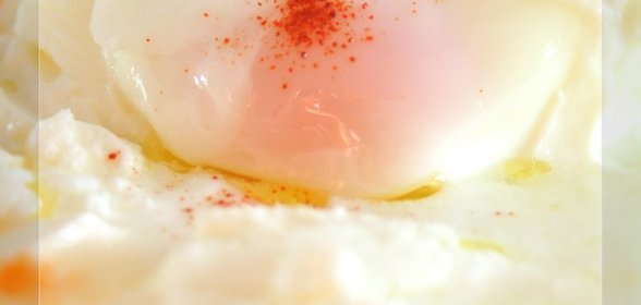 Яйца по-панагюрски или яйца-пашот в йогурте с брынзой и пикантным маслом