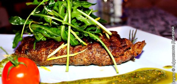 Стейк с креветками и устричным соусом