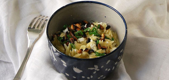 Салат с макаронами, сыром фета и кедровыми орешками