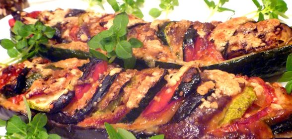 Овощи,запеченные в лодочках из цуккини и баклажан