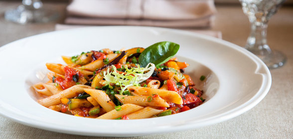 Пенне с печеными овощами и томатным соусом