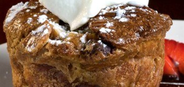 Корзиночки из хлеба с клубничной начинкой и коричневым маслом