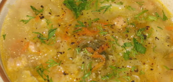 Салат из сыра с консервированной кукурузой и крабовыми палочками