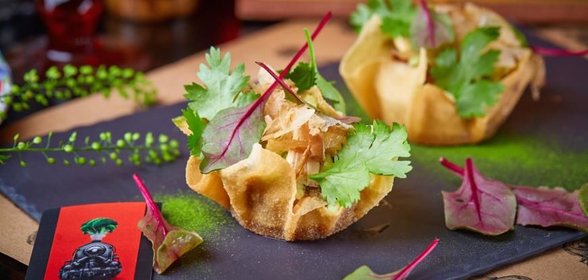 Салат из угря с луковым маринадом и огурцом