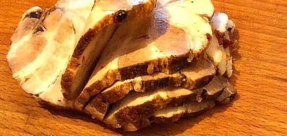 Грудинка по‑домашнему с чесноком и аджикой