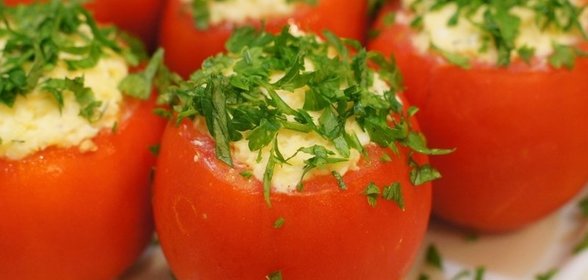 Помидоры с яйцом и сыром