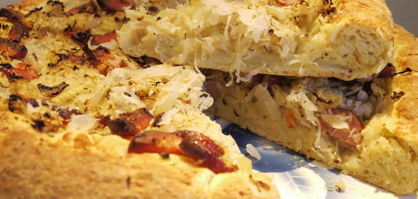 Картофельный пирог с квашеной капустой (дрожжевое тесто с сырым картофелем)