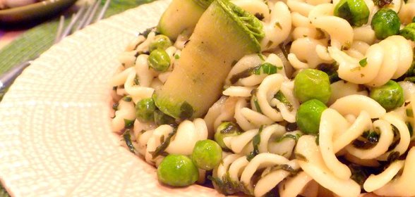 Паста FUSILLI с зеленым горошком и кабачками