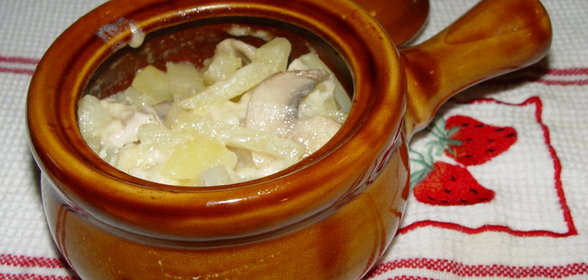 Картофель с грибами и курятиной в горшочке