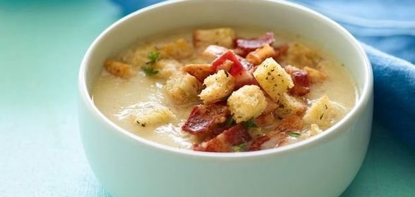 Суп из брокколи с креветками и крутонами