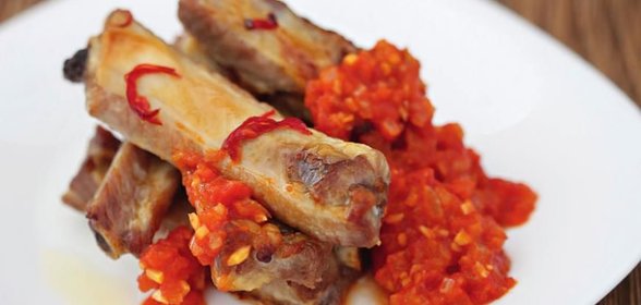 Свиные ребрышки с томатным соусом