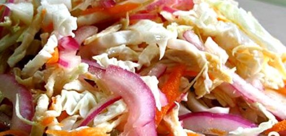 Пикантный салат с курицей и капустой