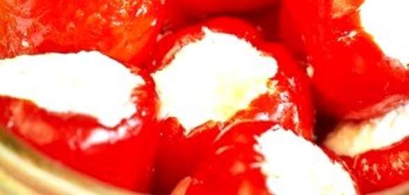 Закуска из фаршированных козьим сыром наваррских перцев пикийо