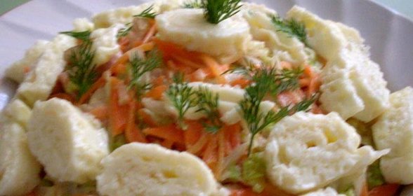 Острый салат с курицей и омлетом