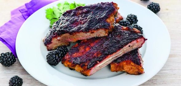 Свиные ребрышки в маринаде из ежевики