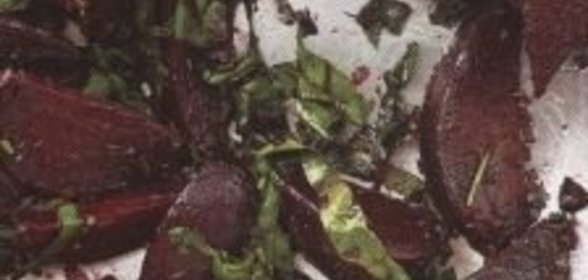 Открытый пирог из яблок, кураги и чернослива