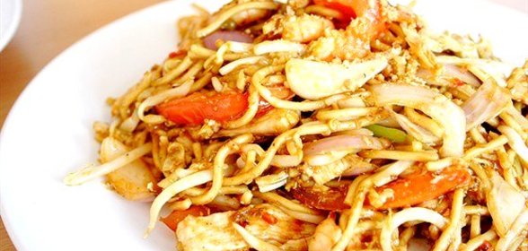 Жареные курица и креветки с лапшой соба и маринованным имбирем