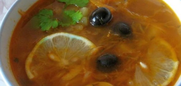 Солянка с капустой, грибами и консервированной рыбой