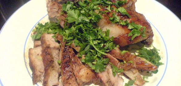 Свиная лопатка, запечённая с сахаром, чесноком и соевым соусом