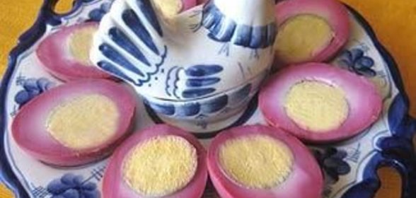 Пасхальные яйца, крашенные в свекле