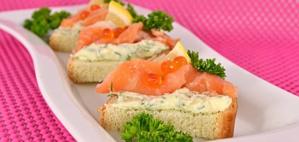 Бутерброды с зеленым маслом и слабосоленой семгой