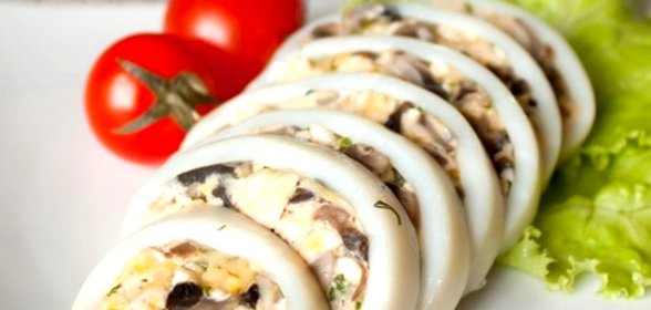 Кальмары, фаршированные омлетом и шампиньонами