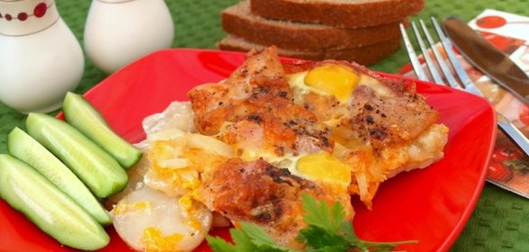 Пангасиус на овощной подушке под сыром с перепелиными яйцами