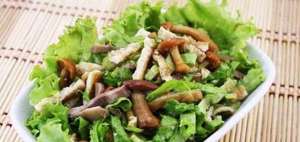 Салат с омлетом и грибами