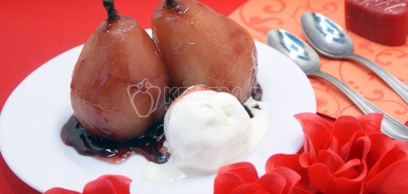 Яйца на крутонах под соусом