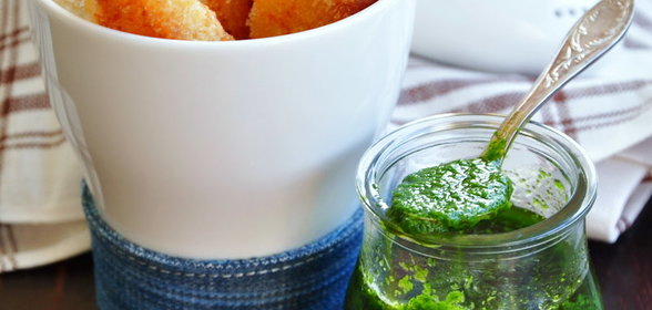 Рыбные палочки из трески с соусом из кинзы