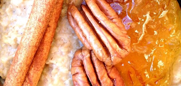 Овсяная каша с пряностями, пеканом и апельсиновым джемом