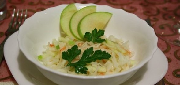 Салат из квашеной капусты с яблоком