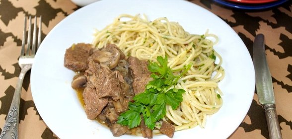Говядина под грибным соусом