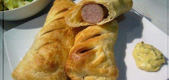 Пикантные колбаски в коконе из теста