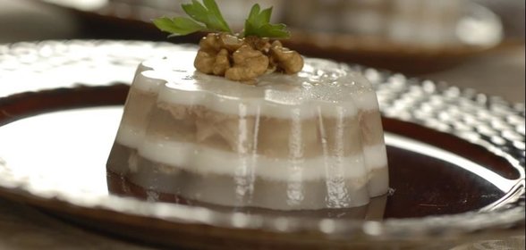 Заливное из курицы с грецкими орехами