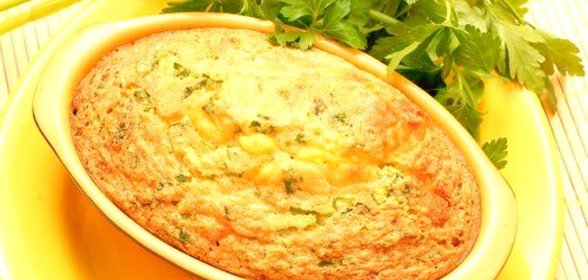 Картофельная запеканка с курицей, грибами и зеленым горошком