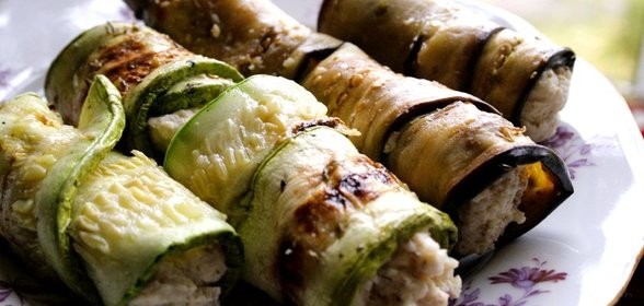 Нежные рулетики с моцареллой из баклажана и цукини
