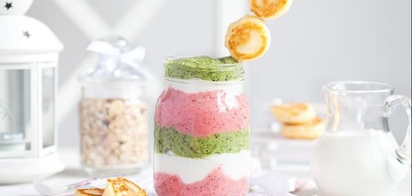 Красивый и полезный завтрак с творогом, шпинатом, клубникой и микросырнички