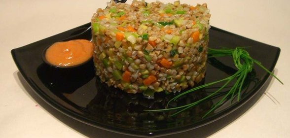 тартар из гречки с овощами с фасолевым соусом