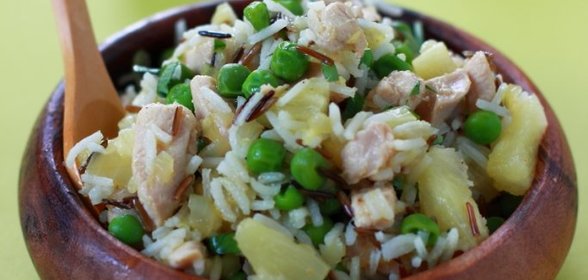 Рисовый салат с курицей, ананасами, карри и имбирем