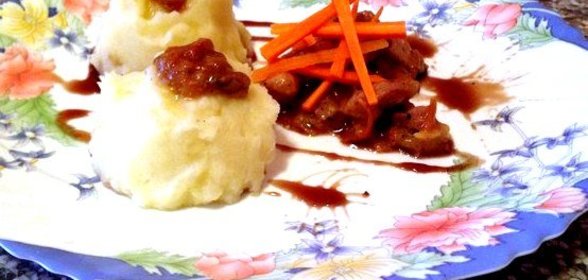 Гуляш из свинины с картофелем