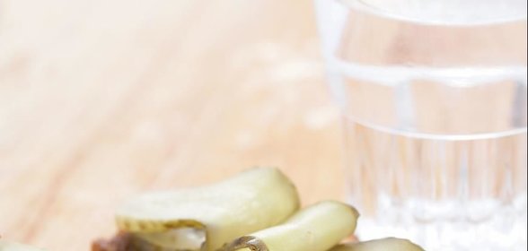 Закуска из черного хлеба с огурцами