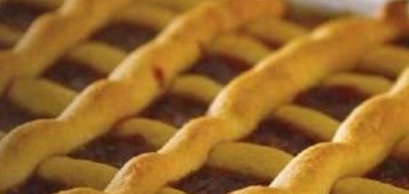 Пряный пирог с малиновым джемом