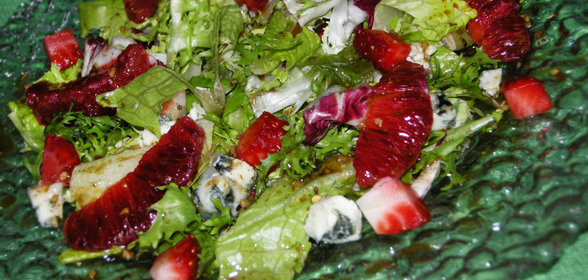 Салат с клубникой и сыром рокфор