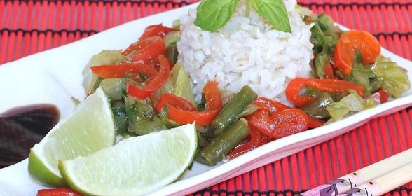 Пекинская капуста с мятой и стручковой фасолью