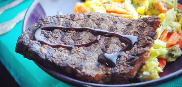 Стейк, маринованный в малиновом уксусе