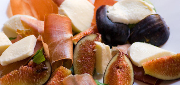 Закуска из инжира с моцареллой