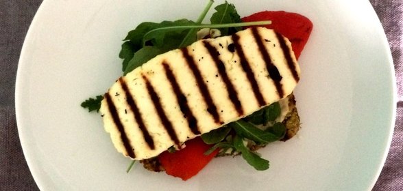 Тосты с хумусом, рукколой и адыгейским сыром гриль