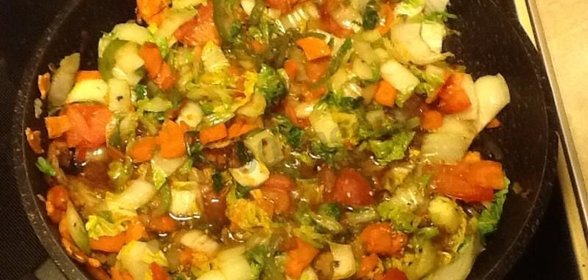 Жареная пекинская капуста с овощами