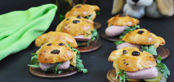 Сосиски «Кроха» в булочках с рукколой, маринованными огурчиками и французской горчицей. Тест-драйв с «Окраиной»